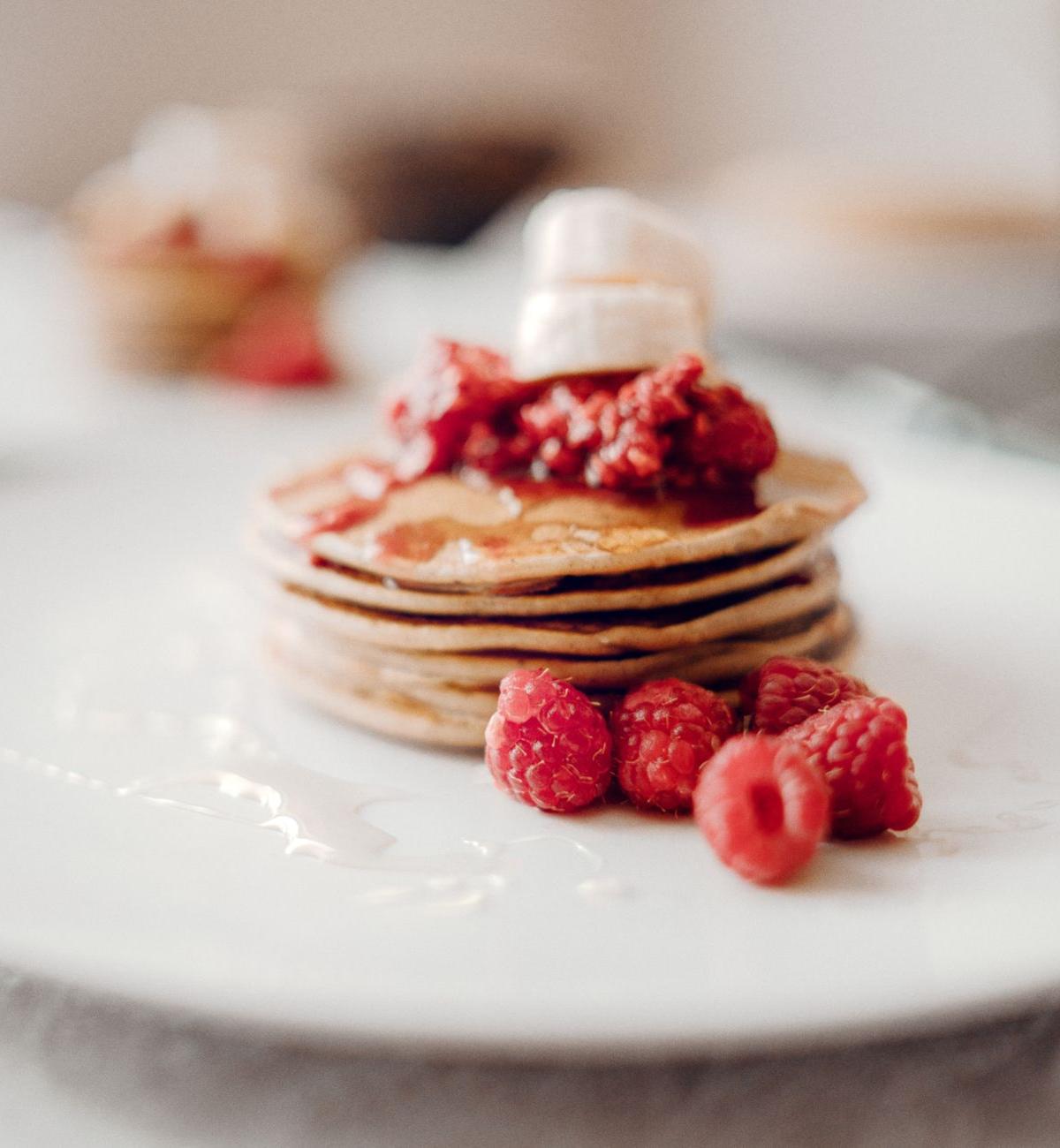 Fluffy Banana-Oat Pancakes with Berries