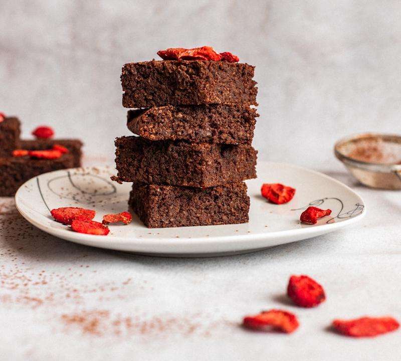 5-Min Fudgy Brownie Bites with Strawberries