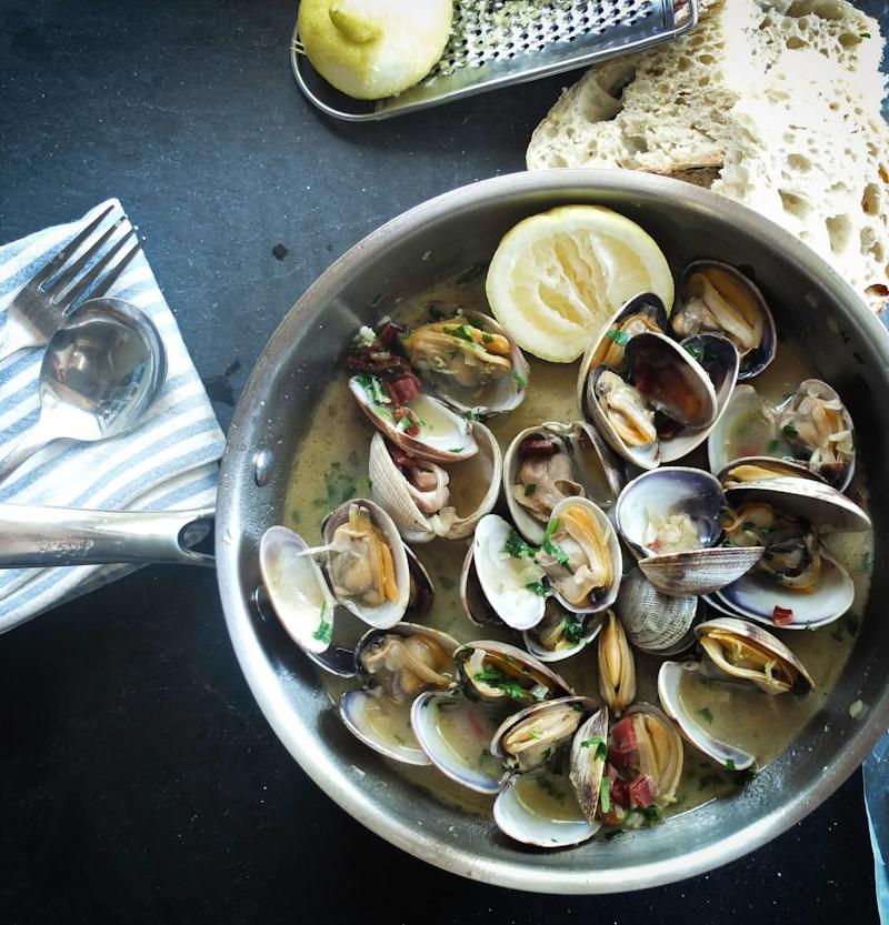 Garlic & Wine Clams with Crispy Bread