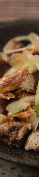 Garlicky Crispy Pork (Moo Kratiam)