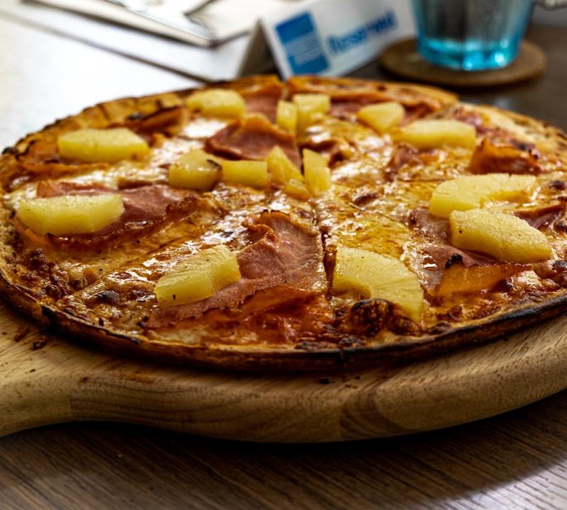 20-Min Hawaiian Pizza on a Skillet