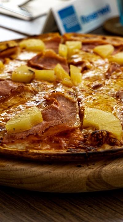 20-Min Hawaiian Pizza on a Skillet