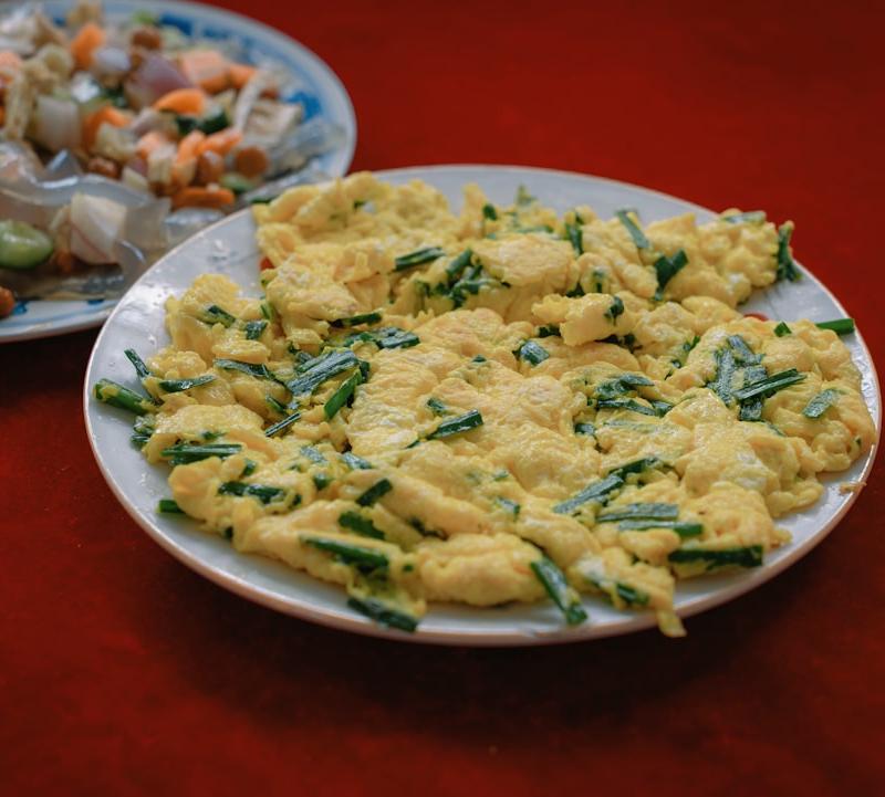 Herb Scrambled Eggs with Chives