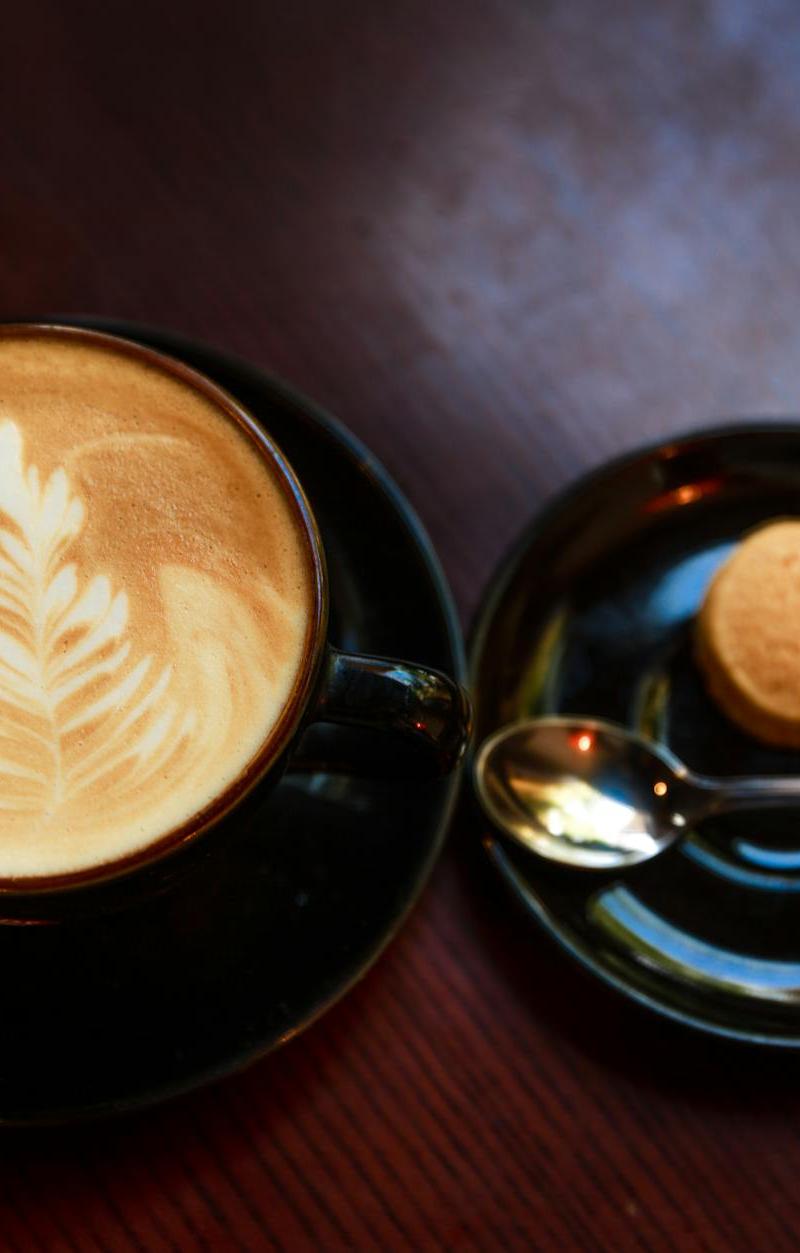 Hojicha Latte with Buttery Cookie