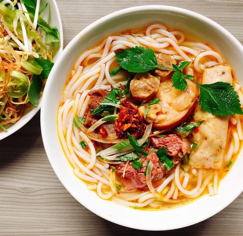15-Min Laksa with Prawns & Rice Noodles