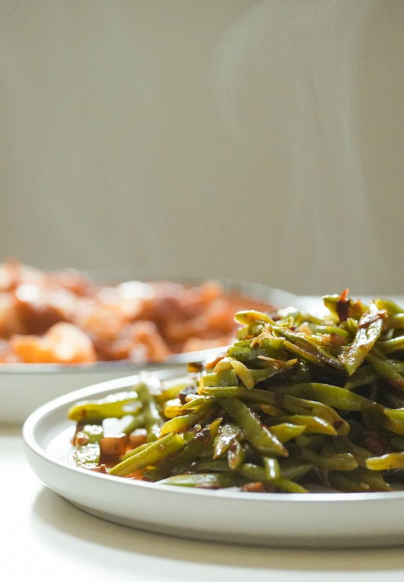 Loubieh Bzeit — Braised Green Beans in Tomato Oil