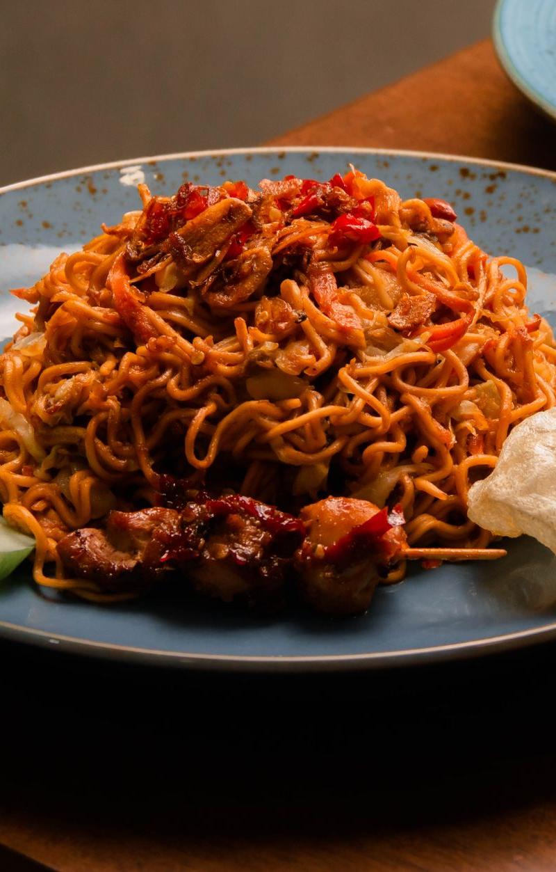 Malaysian Mee Goreng with Chicken & Shrimp Crackers