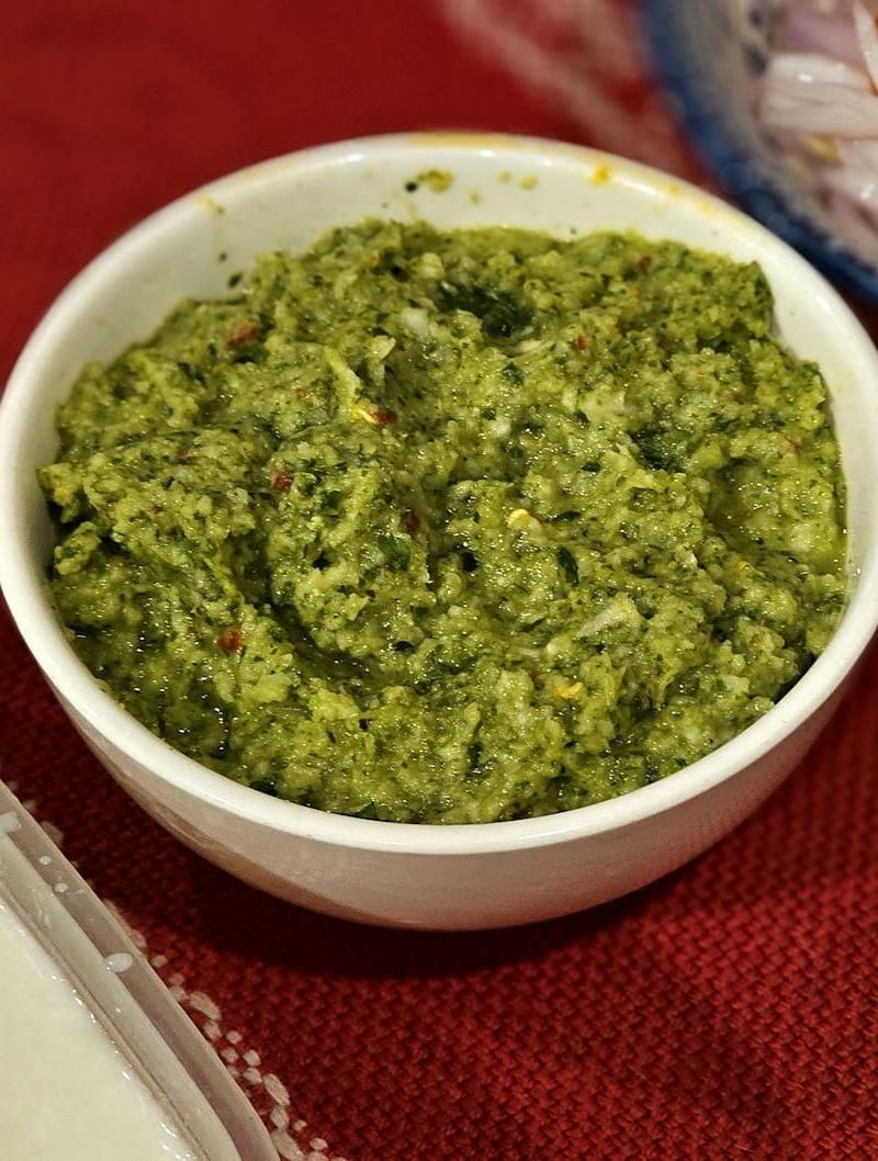 Mint Coriander Chutney with Yogurt & Onions