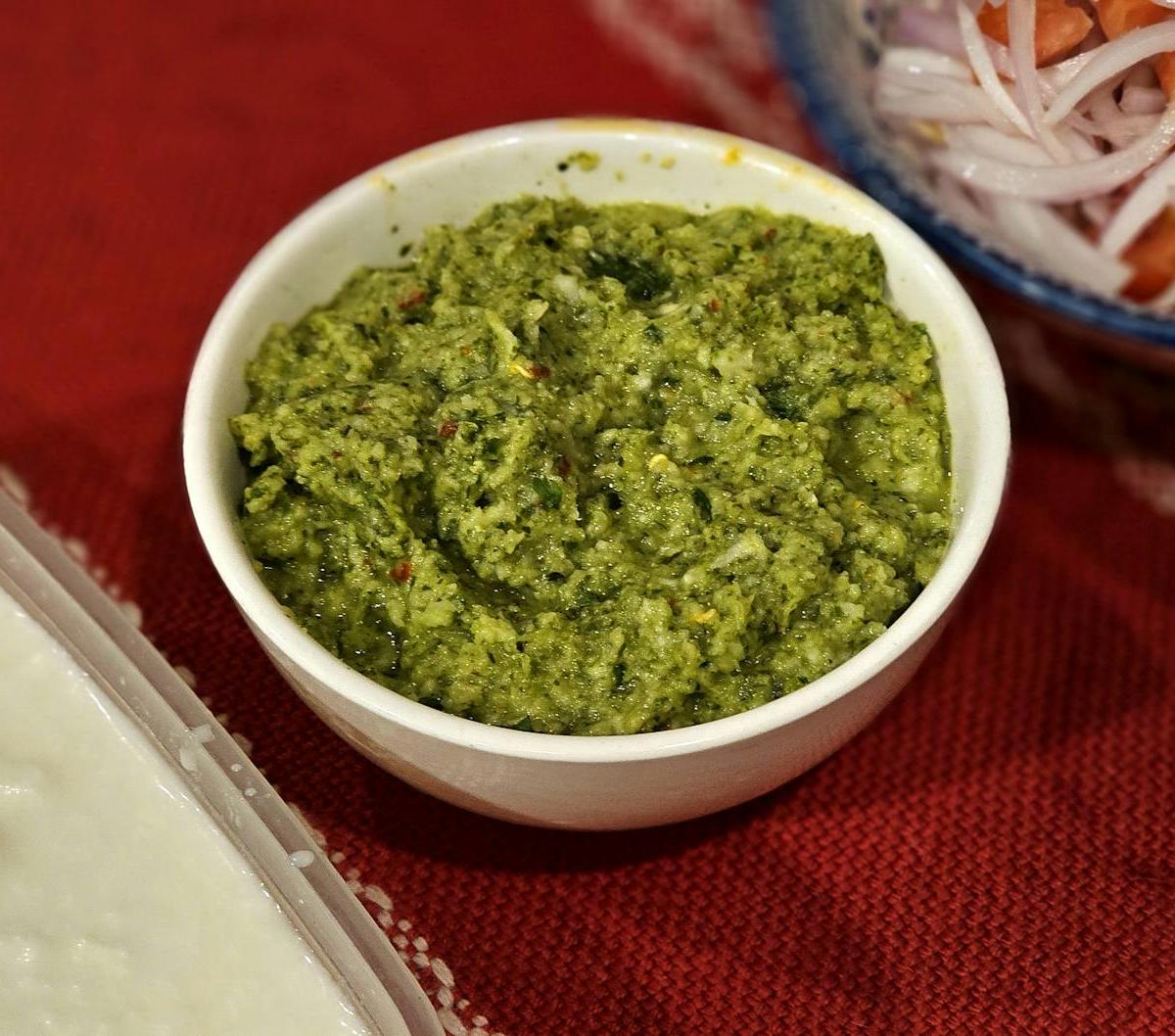 Mint Coriander Chutney with Yogurt & Onions