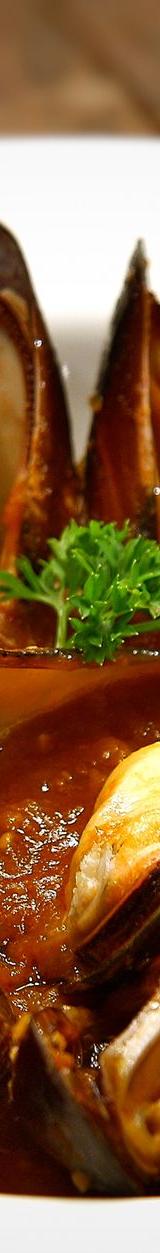 20-Minute Mussels in Garlic Tomato Broth