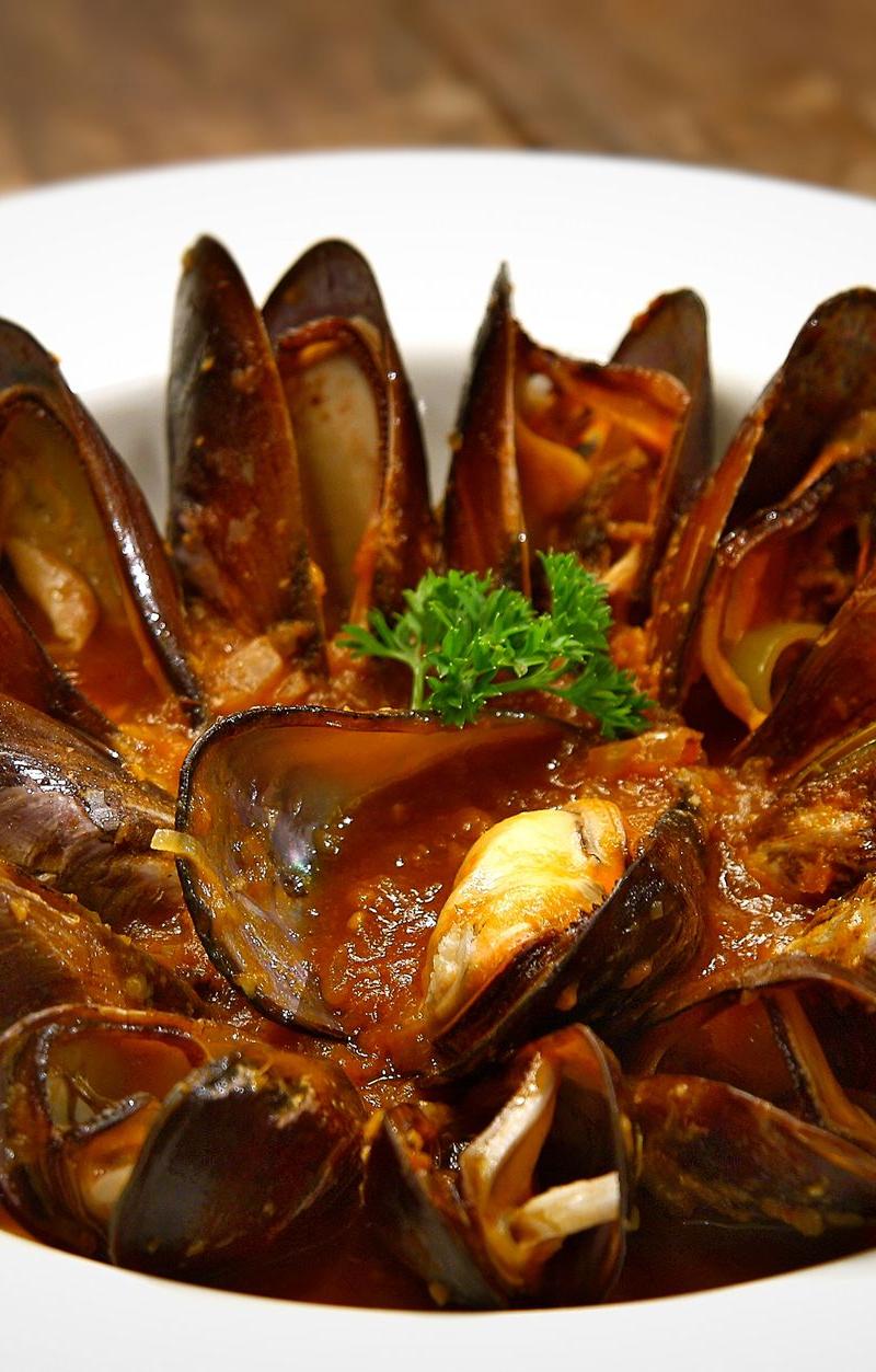 20-Minute Mussels in Garlic Tomato Broth