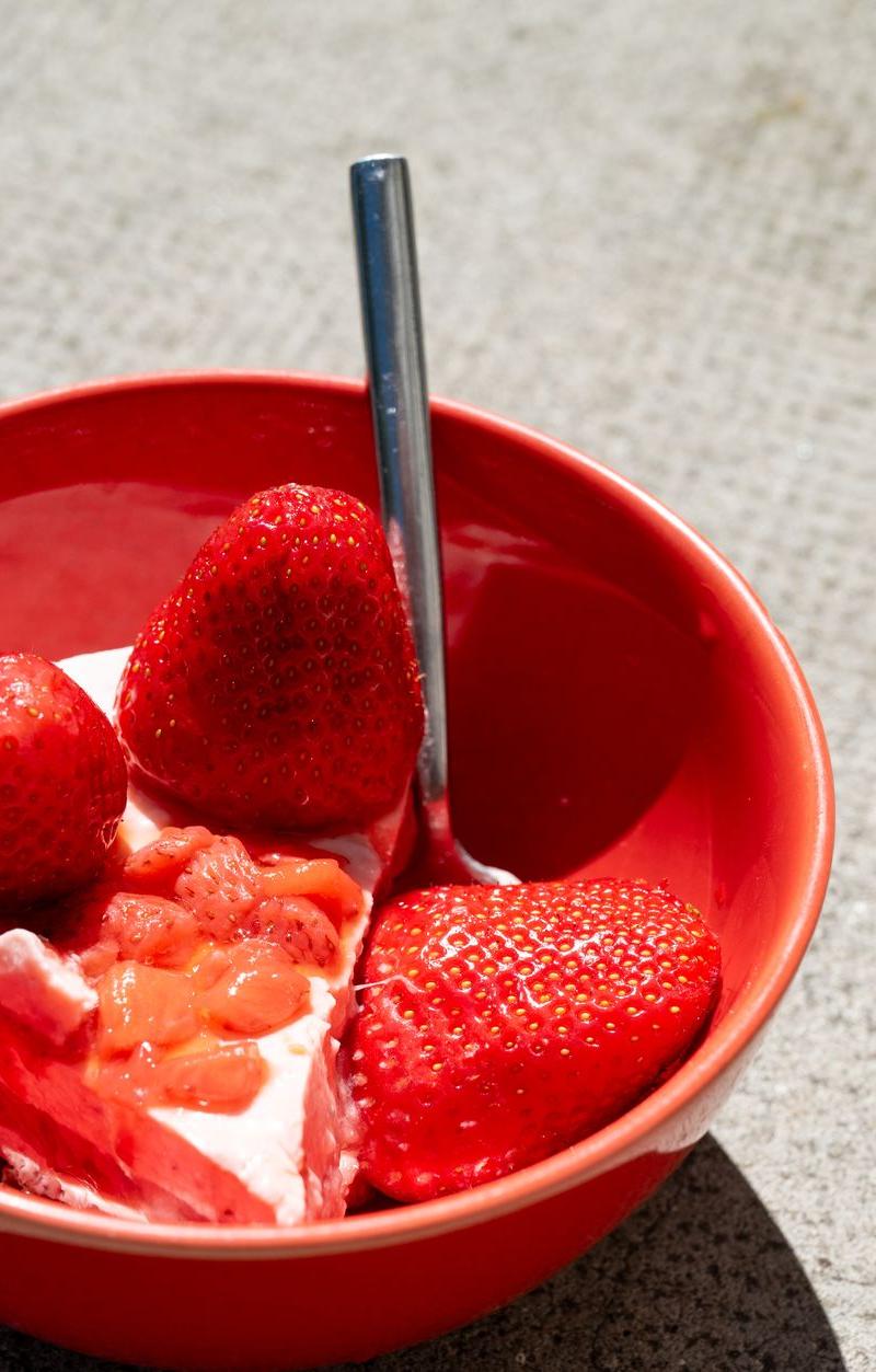 No-Bake Strawberry Crunch Cake