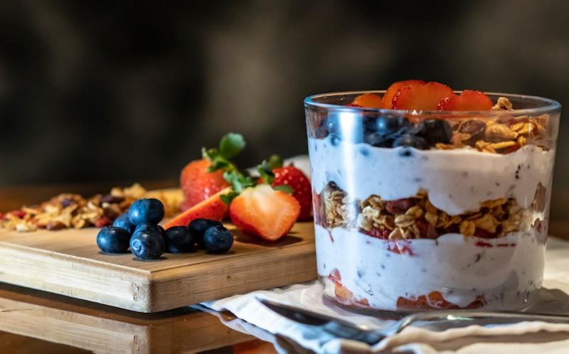 Overnight Yogurt Parfait with Granola & Berries