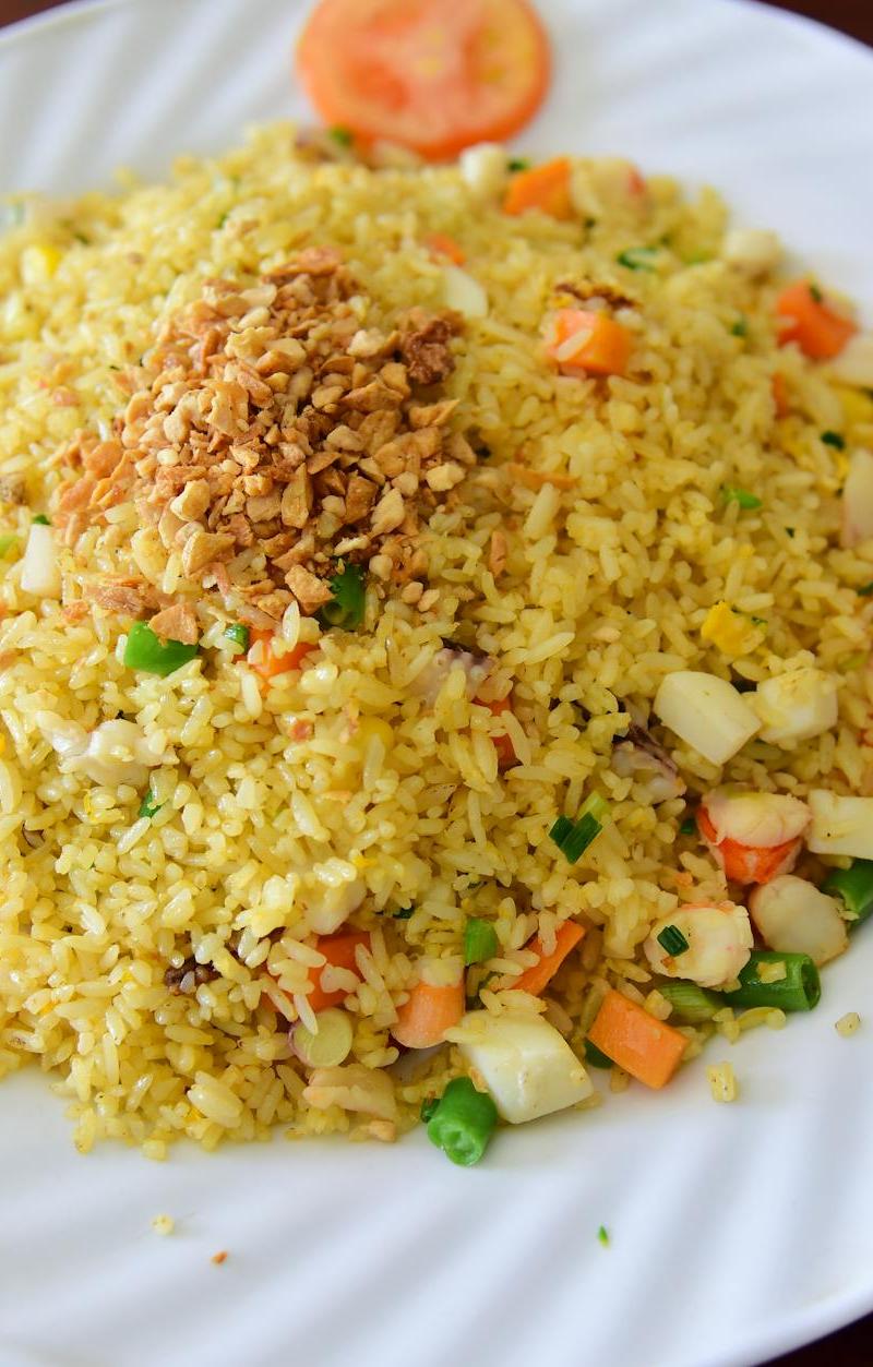 10-Min Pineapple Fried Rice with Tomatoes