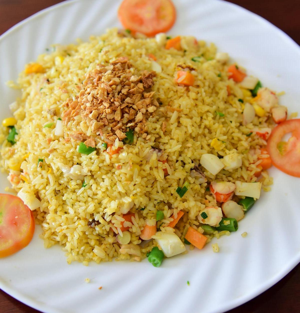 10-Min Pineapple Fried Rice with Tomatoes