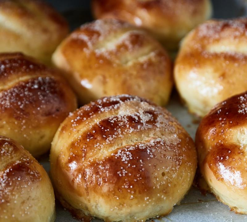 Polish Drożdżówka (Yeasted Sweet Bun)