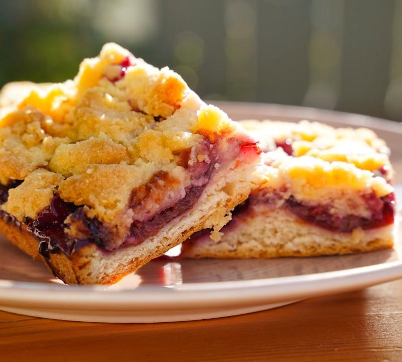 15-Min Raspberry Almond Crumble Bars