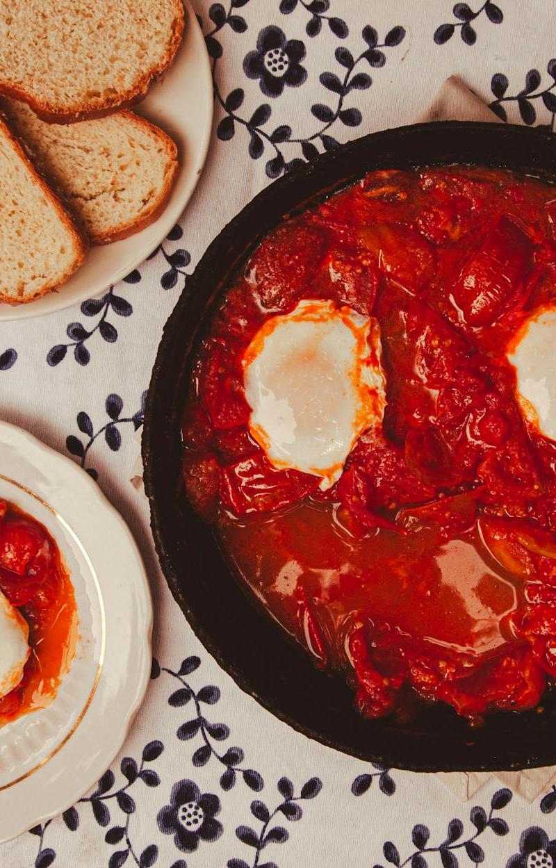 15-Min Shakshuka with Crispy Bread