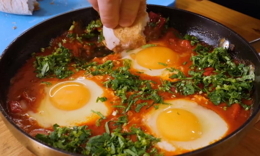 Shakshuka with Crusty Bread