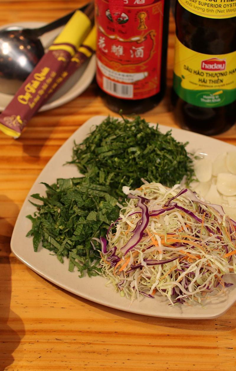 Smashed Green Papaya Salad with Crispy Garlic