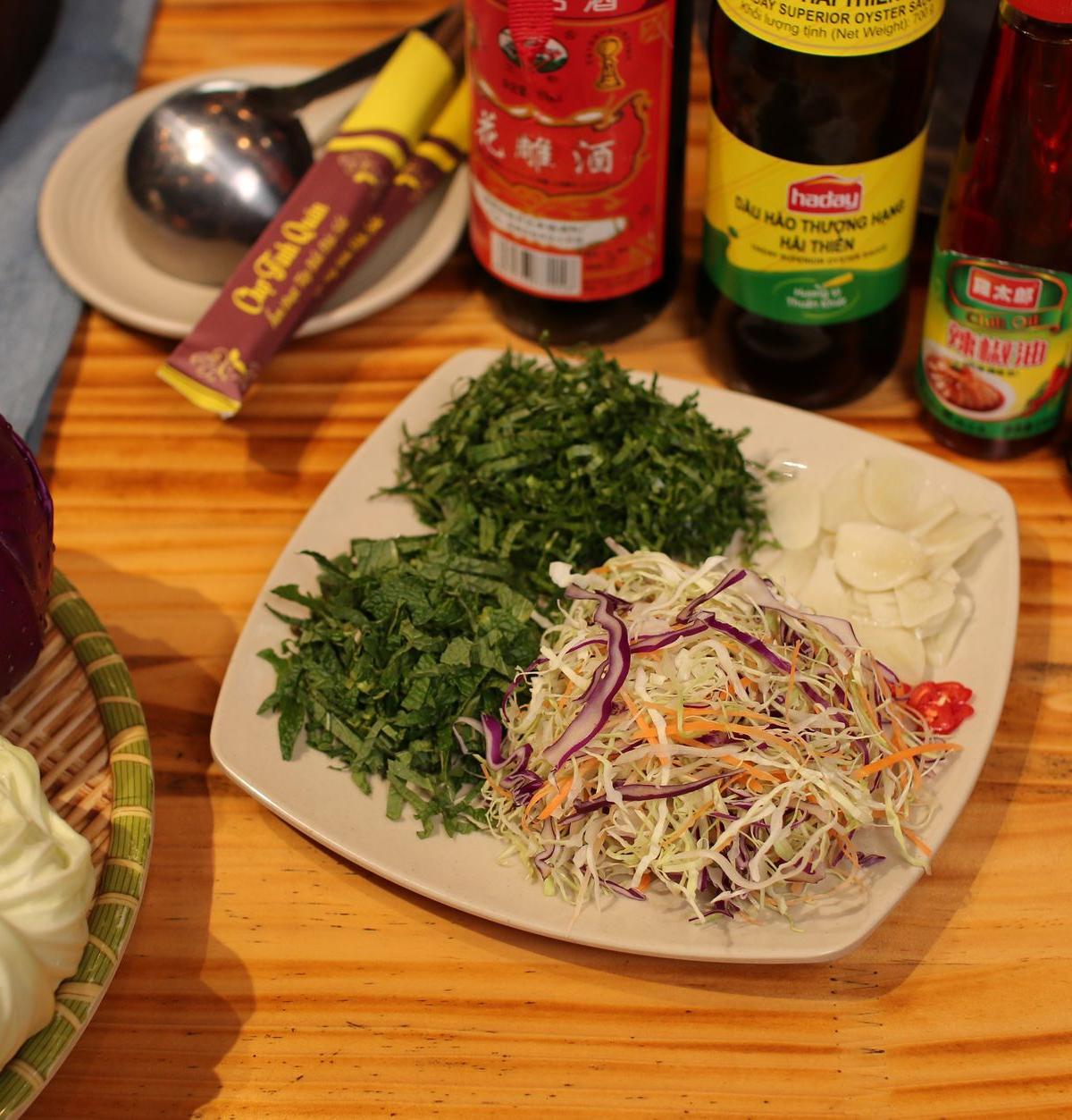 Smashed Green Papaya Salad with Crispy Garlic