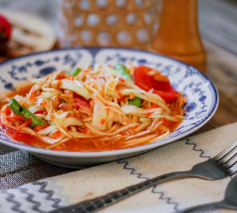Som Tam Poo Plara — Spicy Papaya Salad with Pork & Sides