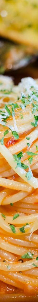 25-Min Spaghetti allo Scoglio with Garlic Bread