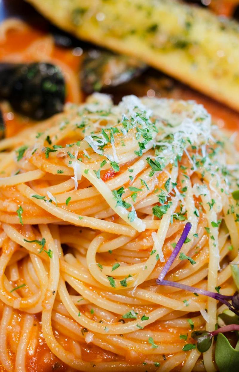 25-Min Spaghetti allo Scoglio with Garlic Bread