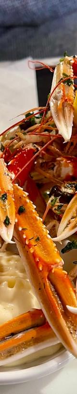Steamed Crab Legs with Garlic Butter