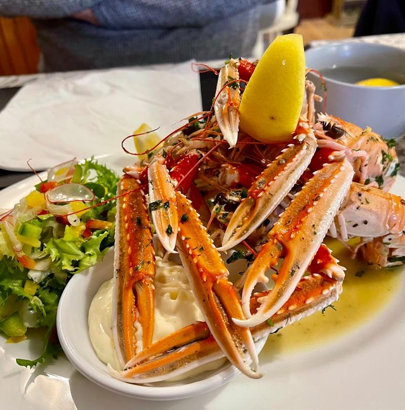 Steamed Crab Legs with Garlic Butter