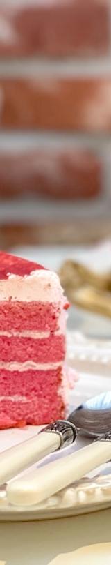 15-Min Strawberry Crunch Cake