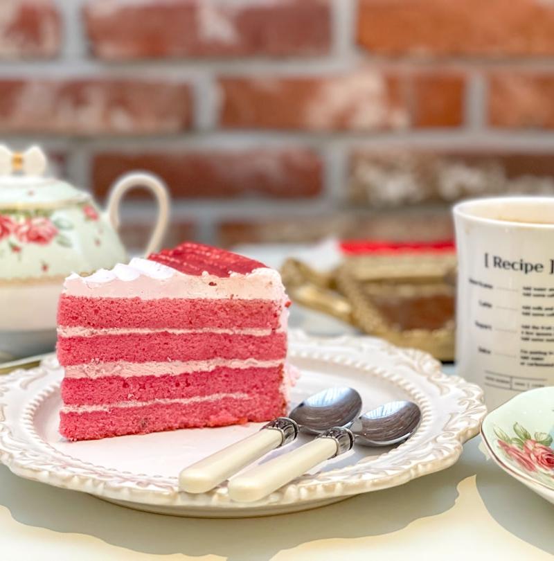 15-Min Strawberry Crunch Cake