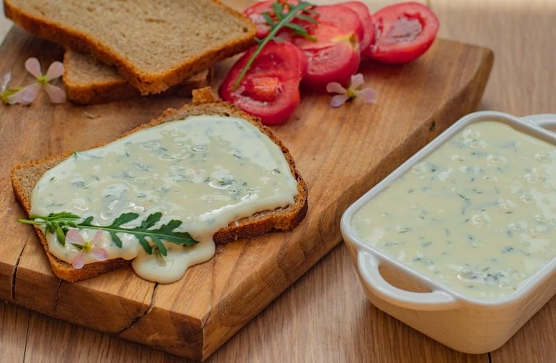 Tahini Garlic Sauce with Bread & Tomatoes