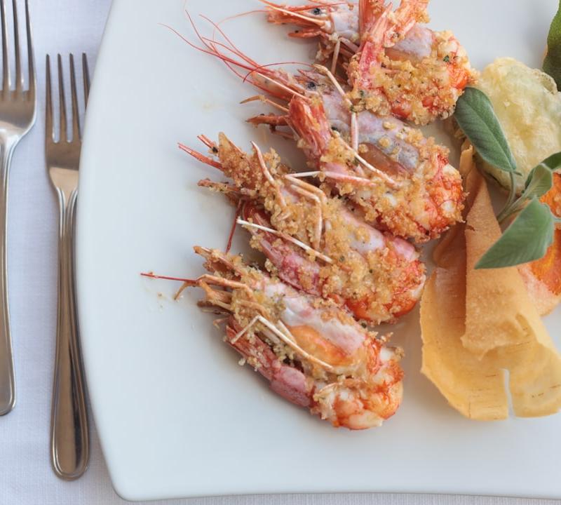 Thai Garlic Butter Prawns with Crispy Crackers