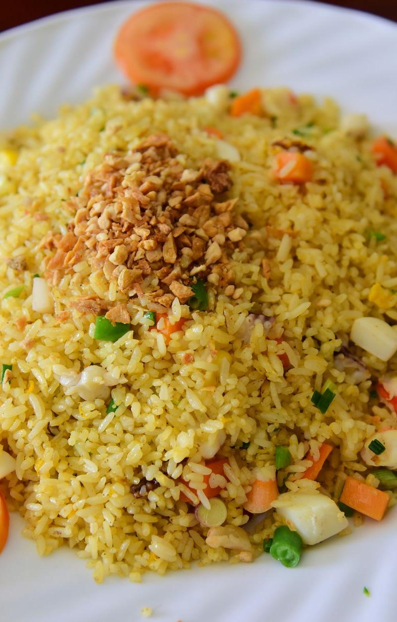 Thai Pineapple Fried Rice with Tomatoes