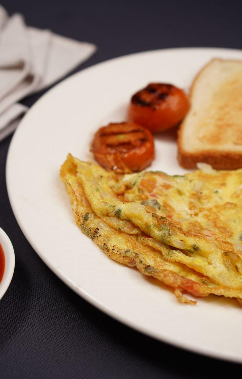 Veggie Egg White Omelette with Tomatoes & Toast