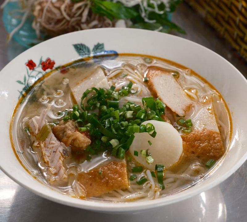 Vietnamese Hu Tieu Mi (Crispy Noodle Soup)