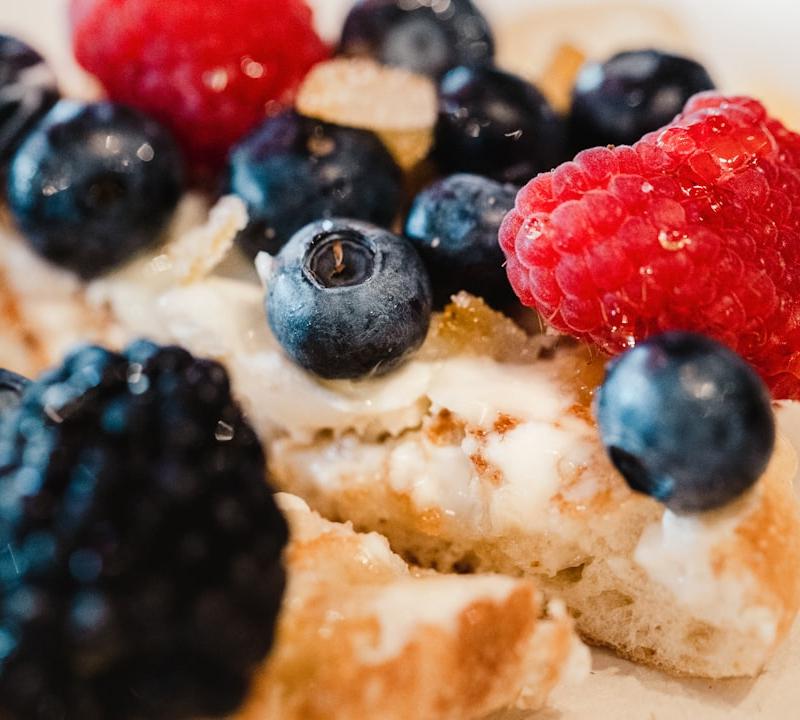 Yogurt Bagel with Berries & Honey