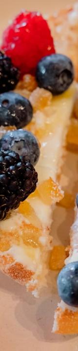 Yogurt Bagel with Honey & Berries