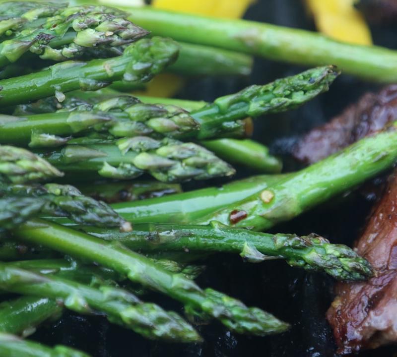 Garlic Sautéed Asparagus with Grilled Beef & Peppers