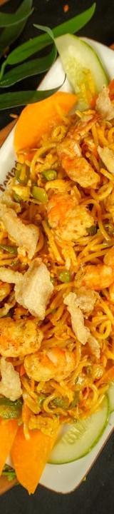 15-Min Garlic Shrimp Stir-Fry with Noodles