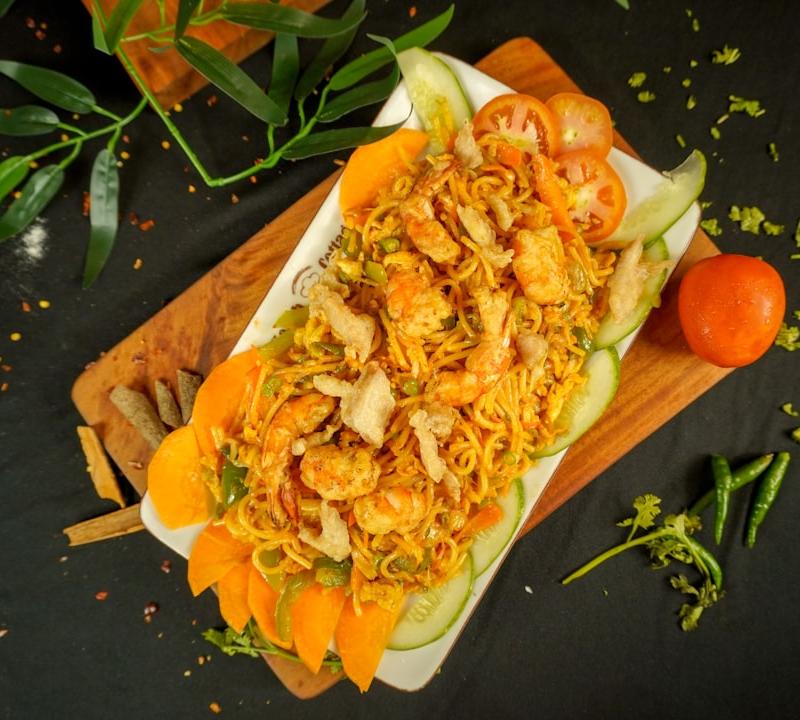 15-Min Garlic Shrimp Stir-Fry with Noodles