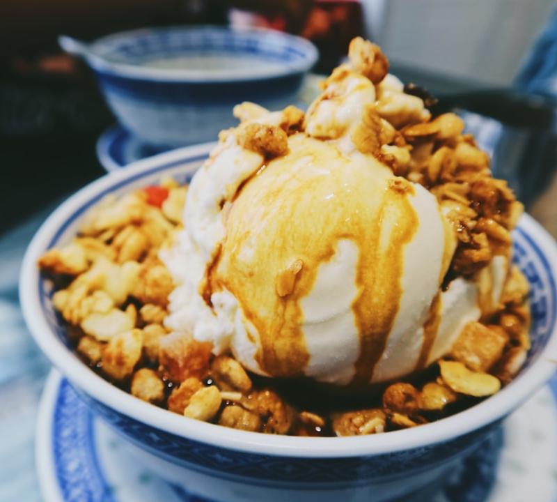 Caramel Sundae with Granola Crunch