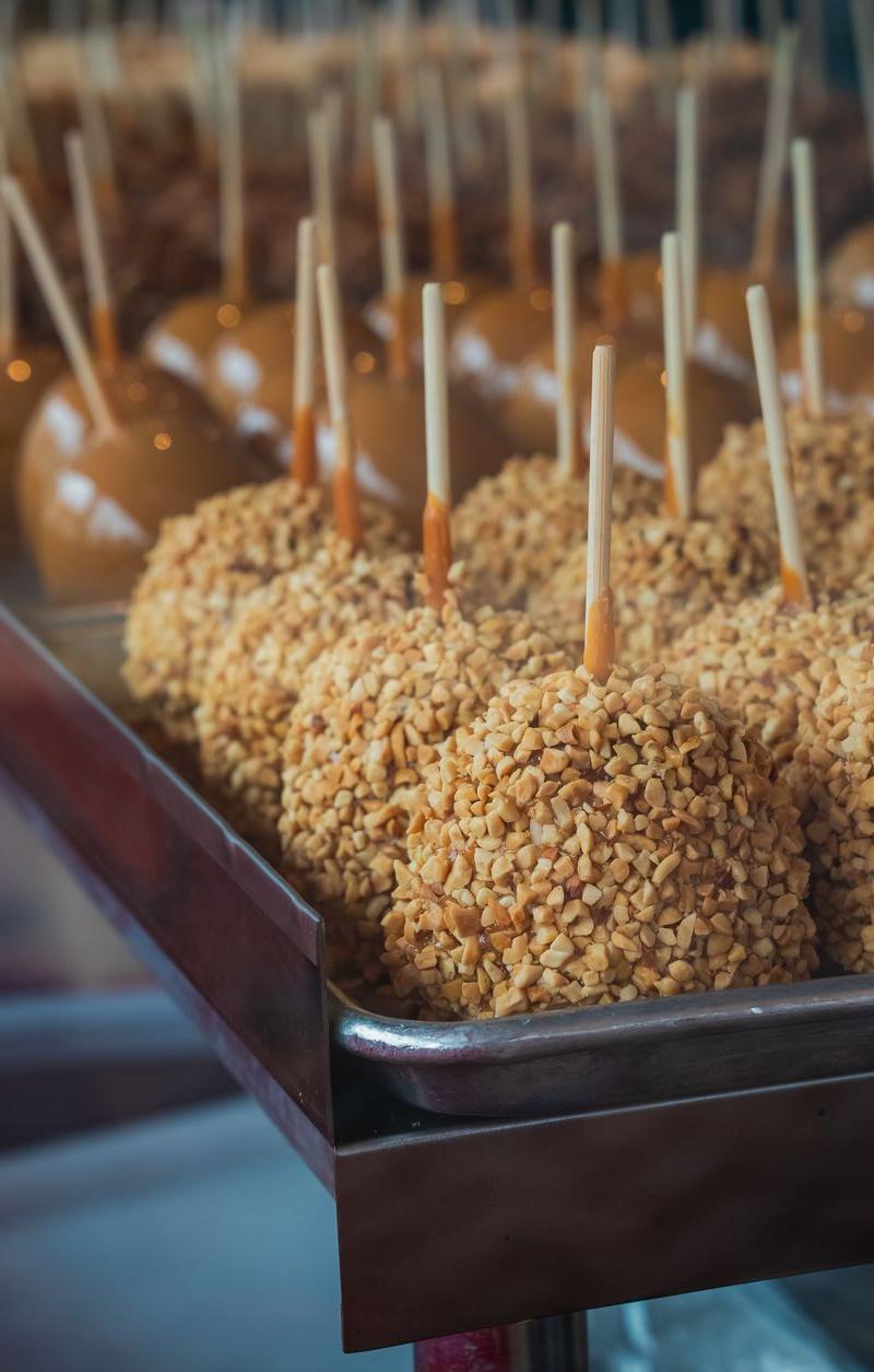 Caramel Apple Slices with Peanuts
