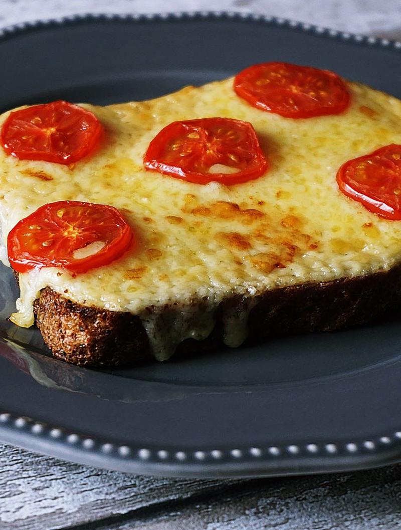 Crispy Cheddar Toast with Tomatoes