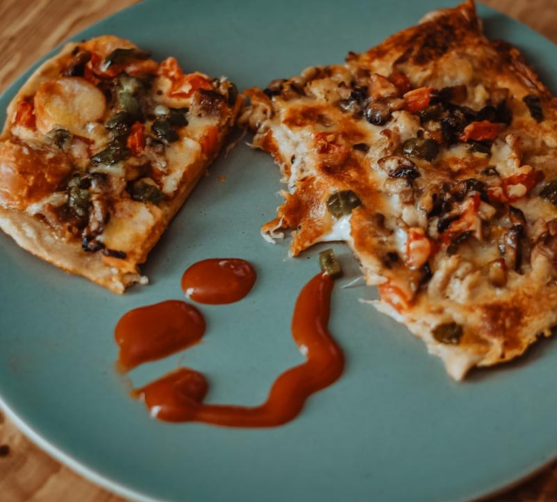 10-Min Pesto Naan Pizza