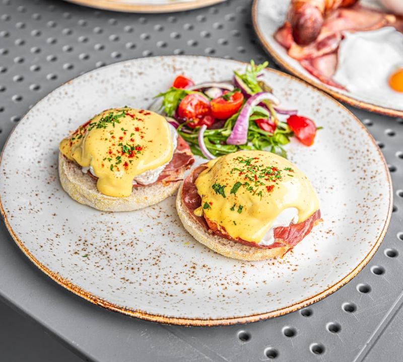 10-Min Eggs Benedict Toast