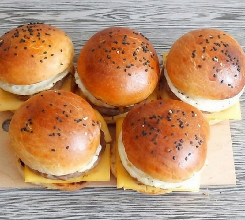 15-Min Bacon & Egg Breakfast Sliders