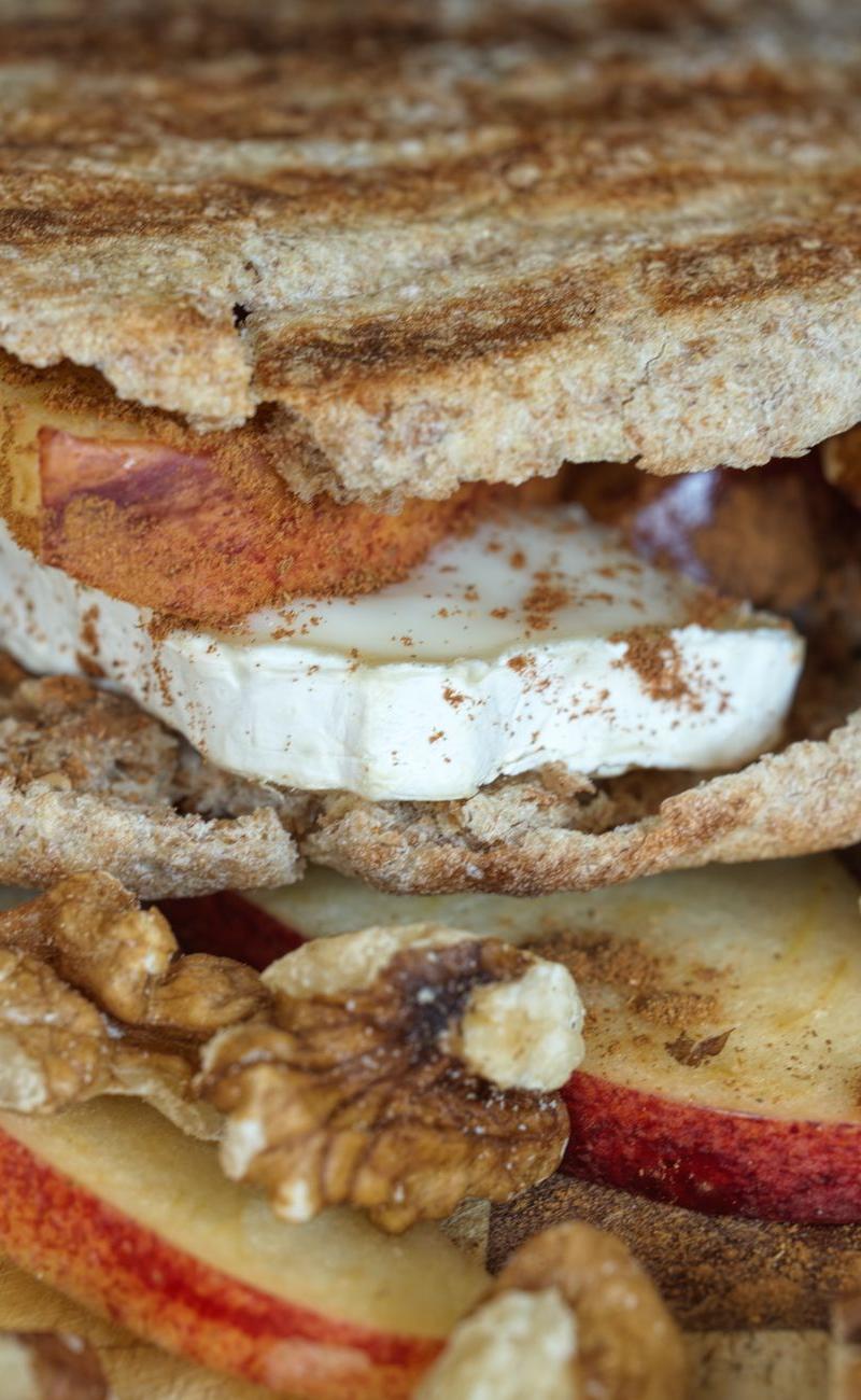 Apple Sandwich With Peanut Butter & Granola