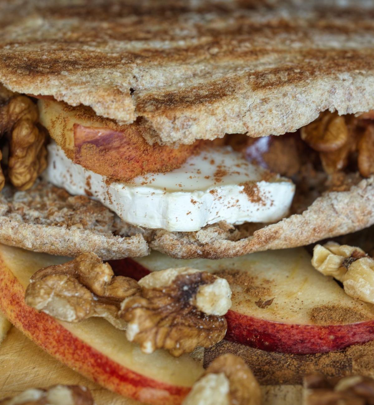 Apple Sandwich With Peanut Butter & Granola